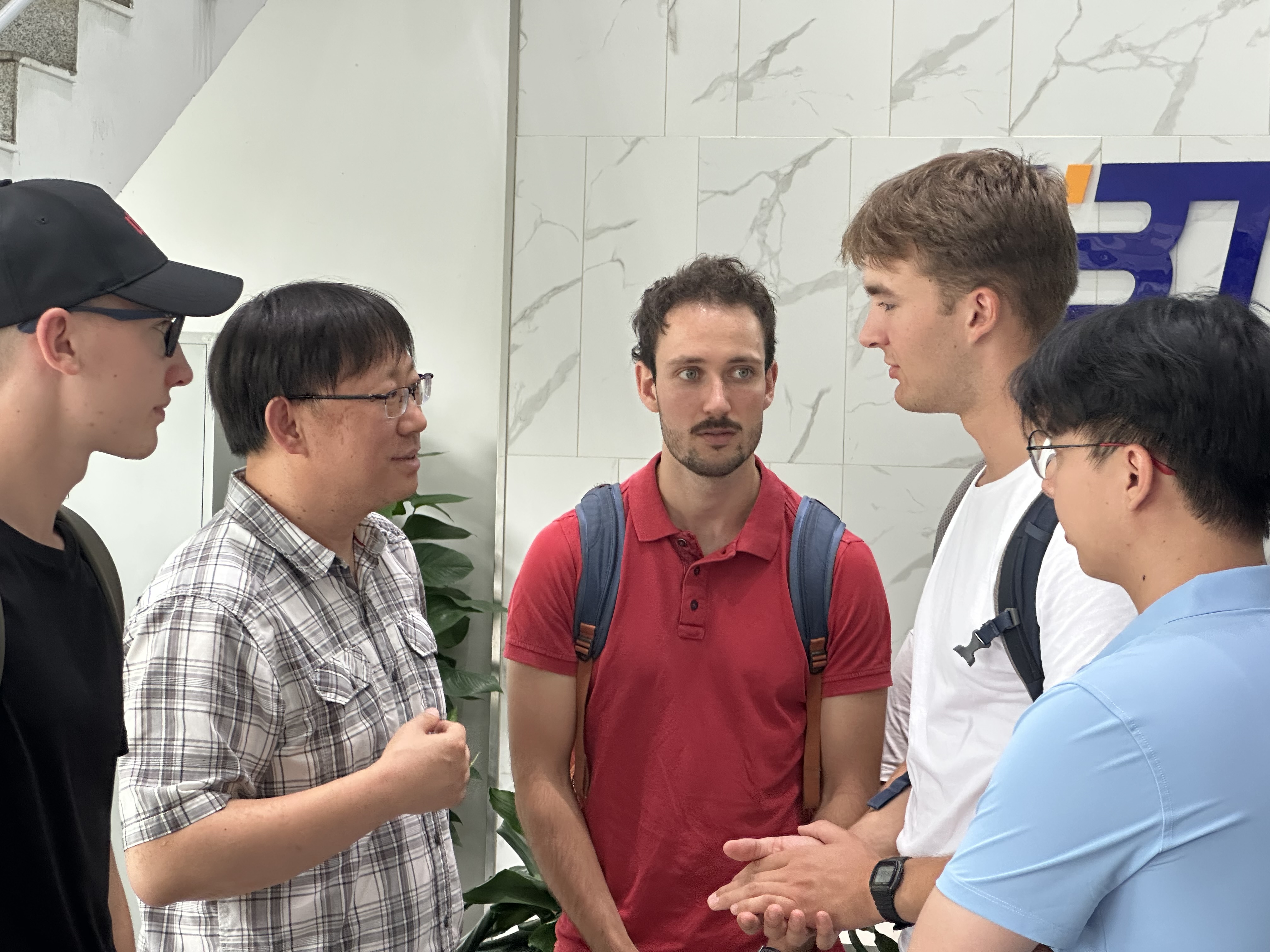 1758854935836403.jpeg 图2 同学们与企业专家展开交流讨论.jpeg