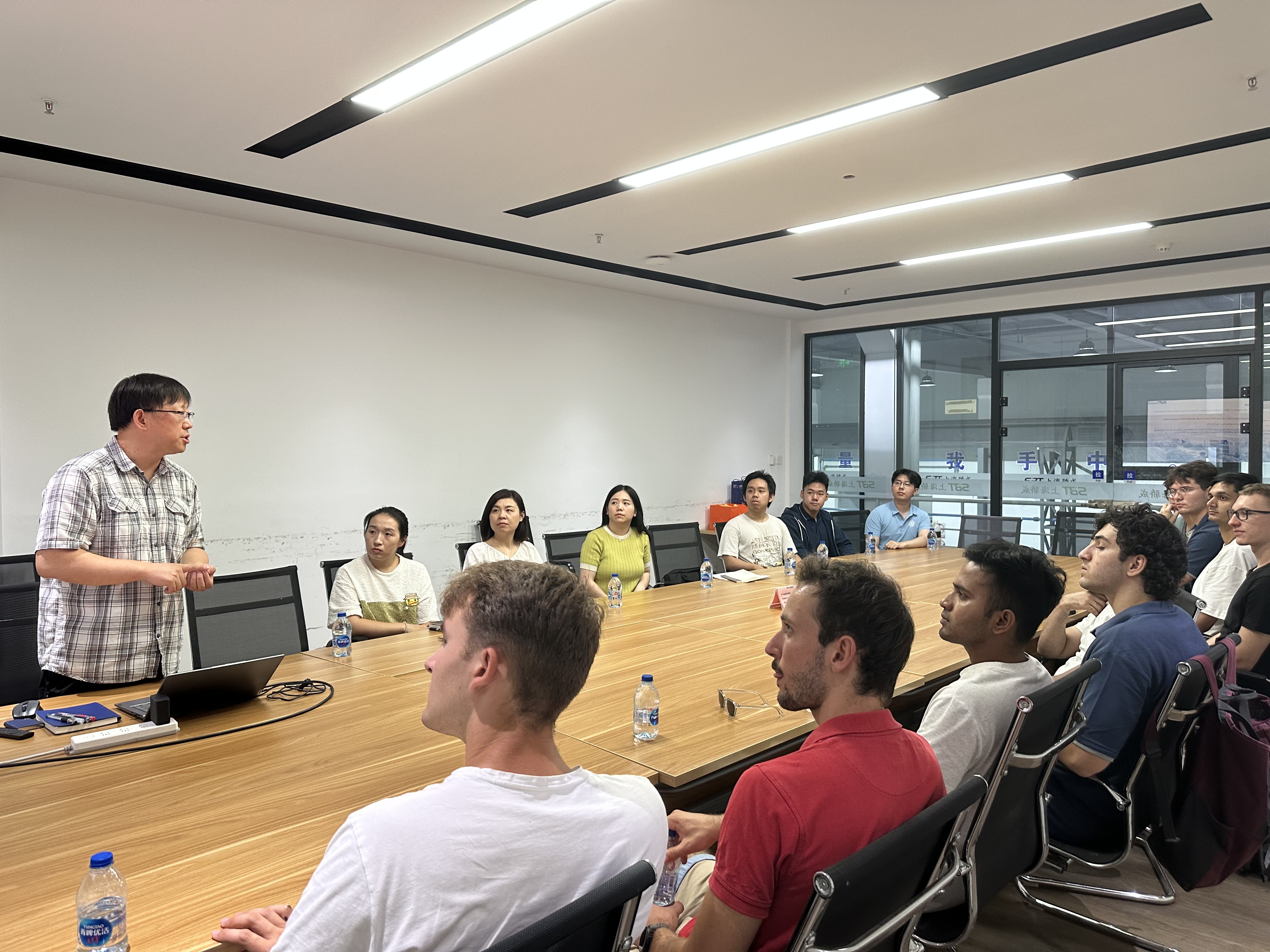 1758855696352814.jpeg 图1 苗刚为大家介绍企业情况.jpeg