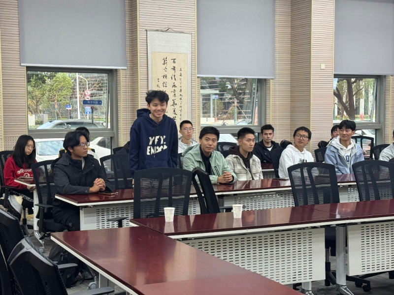 1763296926767978.jpeg 学生自我介绍1_resized.jpeg